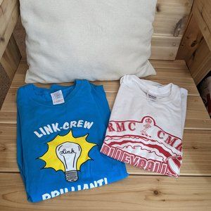 2 Gildan t-shirts